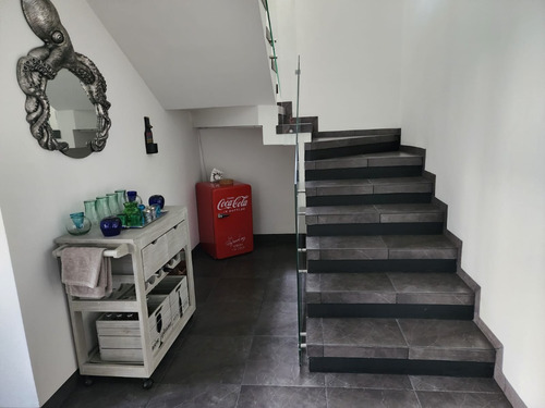 Casa En Venta Con Espacios Amplios (trato Directo)