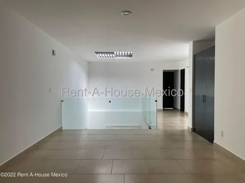 Casa Con Cuarto De Servicio, 4 Recámaras, Área De Tv. Cumbres Del Lago - Venta Rah2204