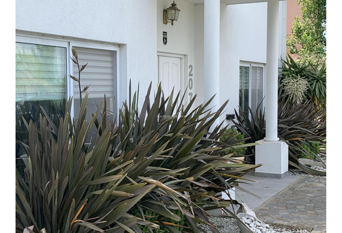 Casa En Venta En Canning Santo Domingo 4 Ambientes
