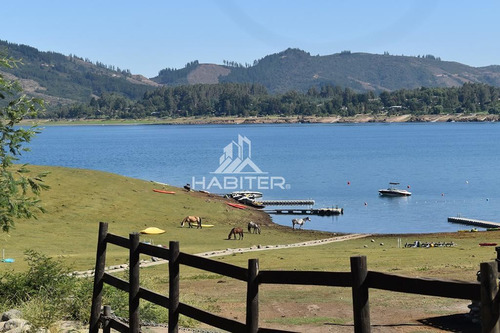 Casa En Venta De 5 Dorm. En Colbún