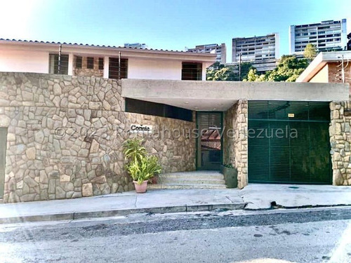 Ag. Hermosa Casa En Alquiler En La Parte Alta De La Urbanización Santa Sofia. Restaurada Y Puesta Al Día, Se Alquila Amoblada.