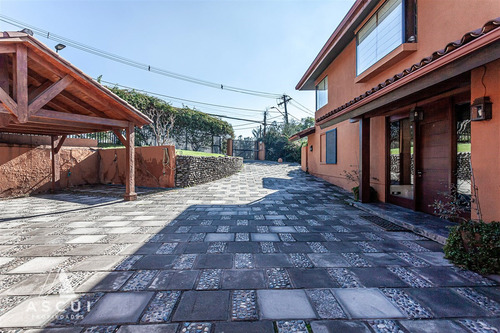 Casa De Dos Pisos En Los Dominicos Antiguo, Las Condes