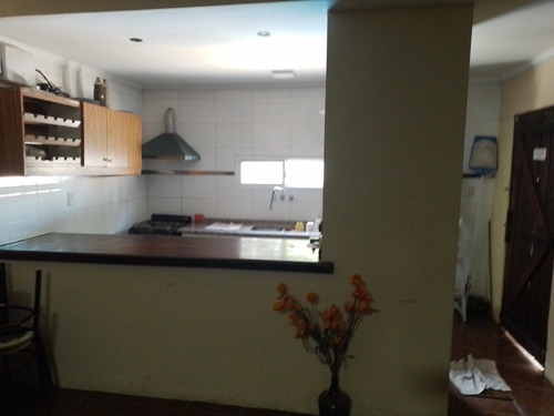 Vendo Casa : 2 Dormitorios ,baño , Living ,cocina Comedor .
