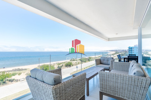 Venta De Penthouse Sobre La Playa Mansa De Tres Suites Más Dependencia Y Parrillero Propio