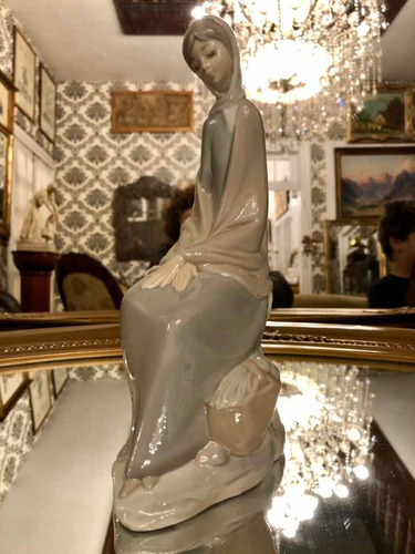 Figura Porcelana Lladró Mujer. Mide: 25cm. De Alto.