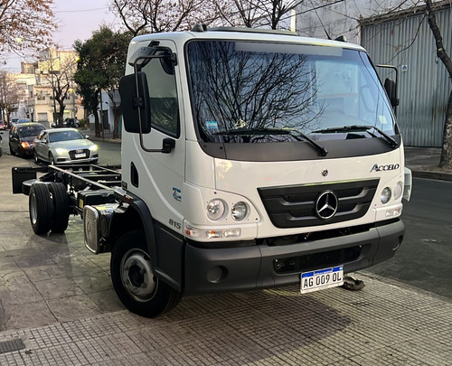 Mercedes Benz Accelo 815 / 2023 / Autoglas