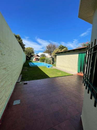 Imagen 19 de 21 de Casa En Venta De 4 Ambientes Con Cochera Y Jardín En Adrogué