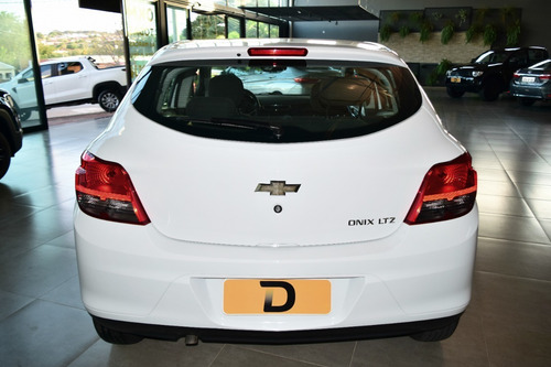 Imagem 4 de 15 de Chevrolet Onix 1.4 Mpfi Ltz 8v Flex 4p Automático 2015