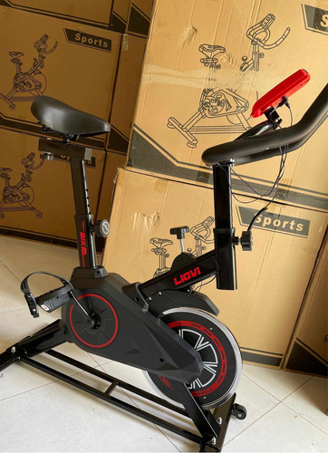 Bicicleta ergométrica Liovi Semi Profissional cor preto e vermelho