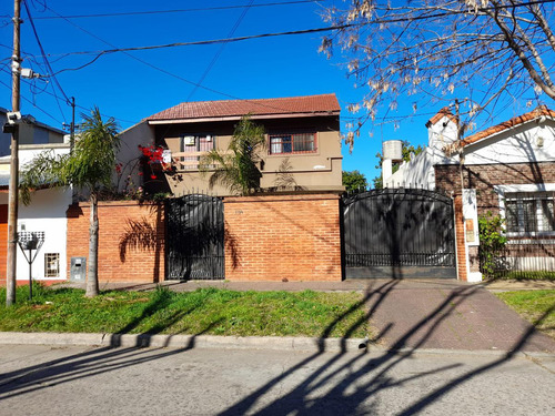 Venta Casa 319m2 Con Patio, Pileta Y Cochera En Don Bosco Quilmes, Apto Credito !!!