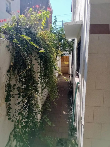 Casa En Venta - 3 Dormitorios 1 Baño - Cochera - 240mts2 - Lanús