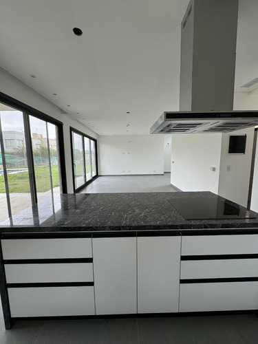 Casa 5 Ambientes En Venta. Lagos De Canning 1