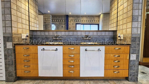 En Venta Impresionante Casa Ubicada En La Urbanización La Floresta 24-27529