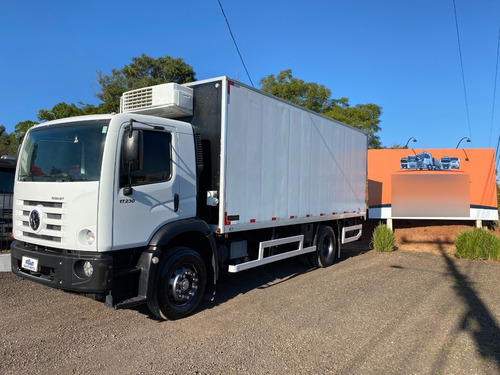 Imagem 1 de 14 de Vw 17.230 Robust 4x2 2019 Toco Com Baú Frigorífico Gancheiro