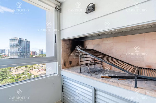 Venta De Excelente Apartamento De 3 Dormitorios Con Vista Al Mar, Playa Mansa, Punta Del Este