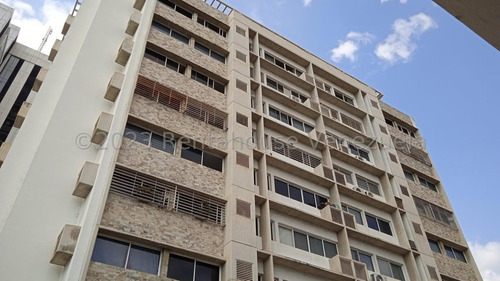 Dennymar Barreto Vende Bello Apartamento Ubicado En El Este De La Ciudad, Con Cocina Moderna, Piso Bajo, Totalmente Cerca De Comercios, Colegios Y Avenida. #23-27095