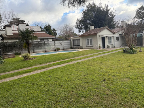 Venta Casa Con Parque Pileta, Parque Leloir, Ituzaingo.
