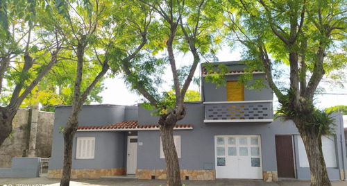 Casa En Venta De 4 Dormitorios En Pueblo Nuevo (ref: Edu-111)