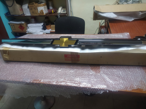 Platina Filler Parrilla Con Logo Chevrolet Luv Dmax 05-08