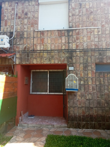 Casa 2 Dormitorios, Patio Y Jardin Al Frente. Barrio La Teja