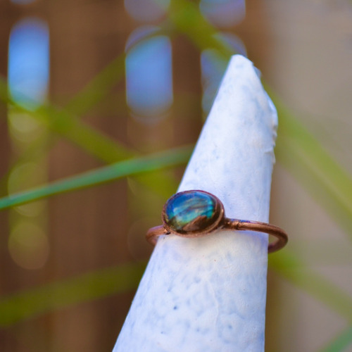 Imagen 4 de 7 de Anillo Solitario Labradorita, Cobre, Piedra Natural En Bruto