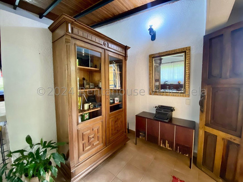 Julio Latouche 24-20805 Hermosa Casa En Alquiler Colinas De Guataparo Valencia, Amplias Áreas Verdes, Tanque De Agua 10.000 Lts.