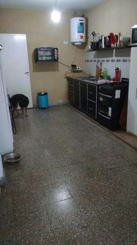 Casa En Venta - 2 Dormitorios 1 Baño - Cochera - 220mts2 - Castelar, Morón