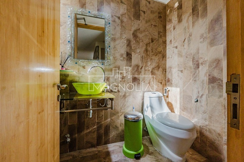 Casa En Venta De 5 Dorm. En Sector La Reserva Chicureo