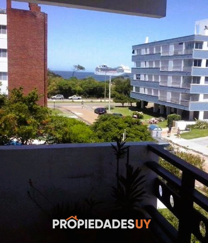 Apartamento De 2 Dormitorios Con Vista Lateral A La Playa Mansa.