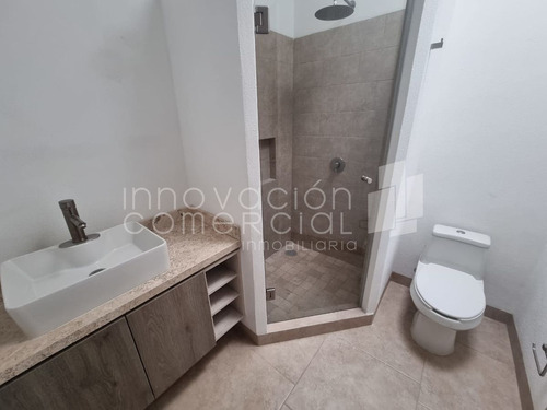 Casa En Venta De 4 Recámaras, En El Refugio, Torre De Piedra