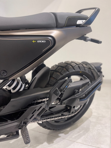 Imagen 9 de 22 de Husqvarna Svartpilen 200 0km 2023
