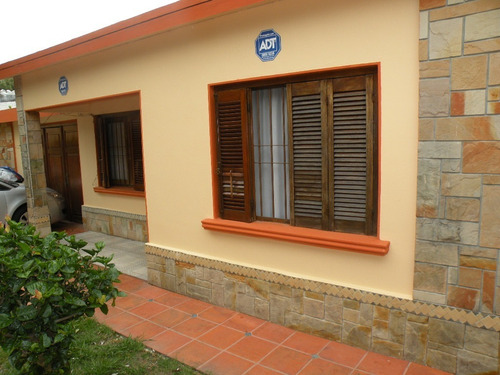 Vendo Casa De Tres Dormitorios Y Dos Baños, Garage,  Barbacoa  Y Mucha Seguridad - 094 386 264.