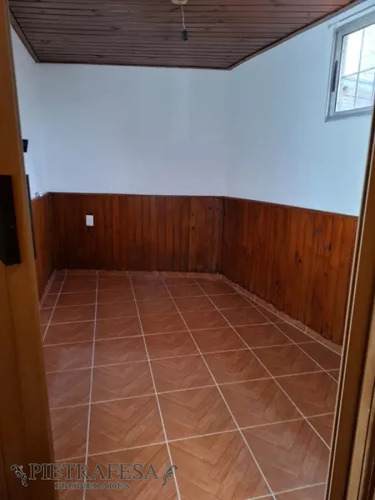 Casa En Alquiler, 3dormitorios, 1baño, Patio. Jardines Del Hipódromo.