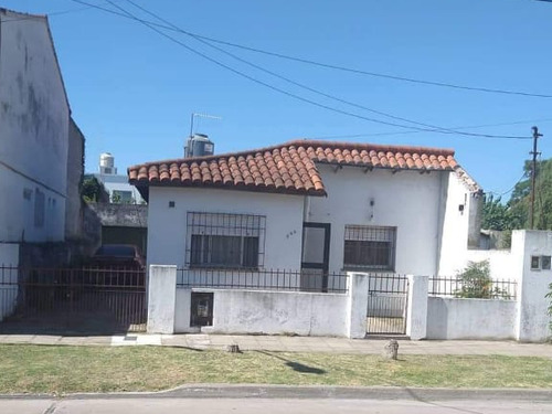 Casa De 4 Ambientes. Terreno 400 M2. Florencio Varela Centro Apto Crédito Hipotecario