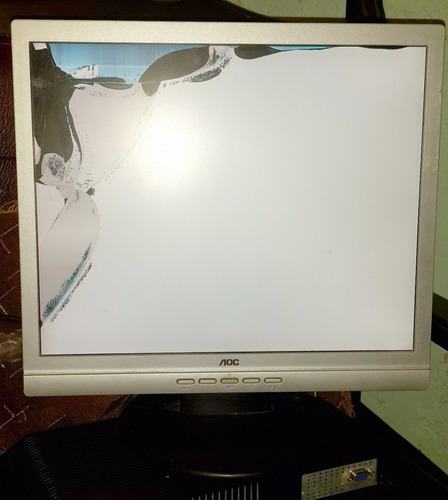 Monitor Aoc De 17 Pulgadas Con Pantalla Partida Se Callo