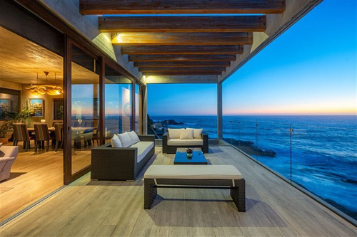 Moderna E Imponente Casa En Primera Línea Al Mar