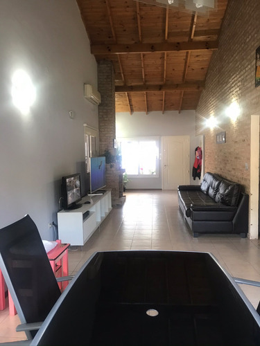 Chalet De 2 Plantas A 500 Más De Las Lomitas ,pileta,parrilla,garaje,césped