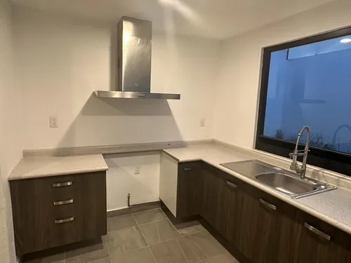 Rento O Vendo Casa Sola En Cacalomacan.