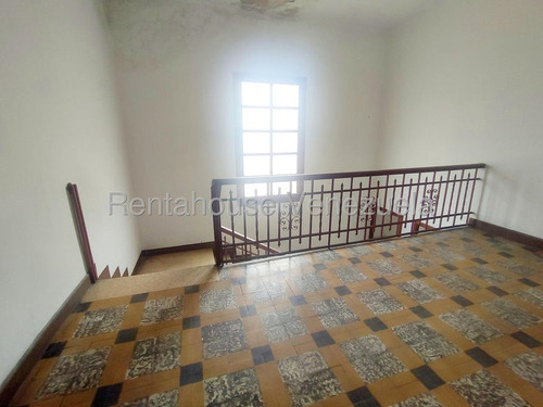 Amplia Casa De 2 Niveles ,para Remodelar A Su Gusto En Venta Ubicada En El Paraíso 25-17760