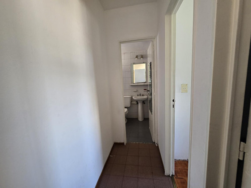 Departamento Venta De Tres Ambientes Con Balcón Al Frente - Apto Crédito