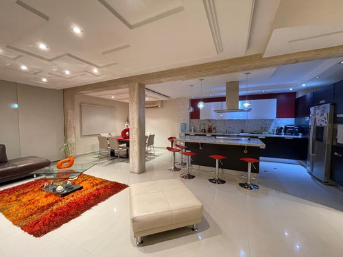 Josseyris Jimenez Vende Townhouse En Mañongo Res Doral Park