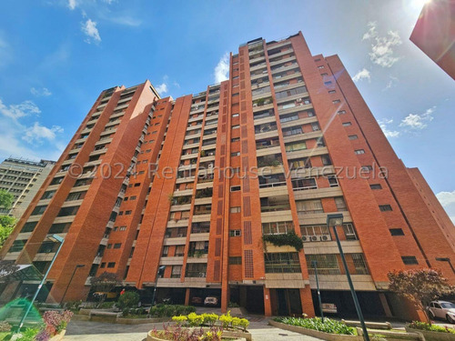 En Venta Hermoso Apartamento Recién Remodelado, En Parque Prado   24-24016