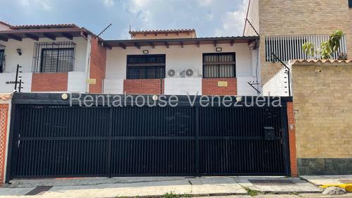 Cómoda Y Acogedora Casa De Múltiples Niveles En Venta Ubicada En La Trinidad 25-17807