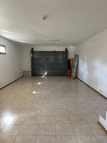 Casa Moderna De 3 Dormitorios + Dependencia. Amplio Garaje. Jardín Con Diferentes Niveles