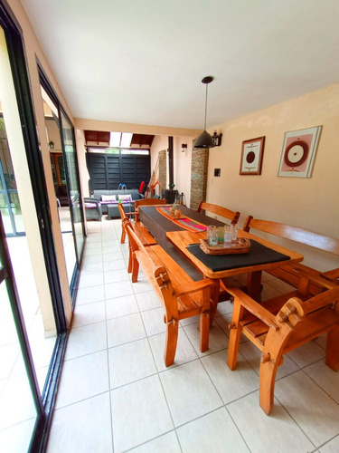 Venta Casa En City Bell Gonnet La Plata 4 Dormitorios Pileta Gran Quincho Escucha Ofertas Con Hidromasaje, 3 Baños Completos, Garage Para 3 Vehículos Con Calefacción En Todos Los Ambientes