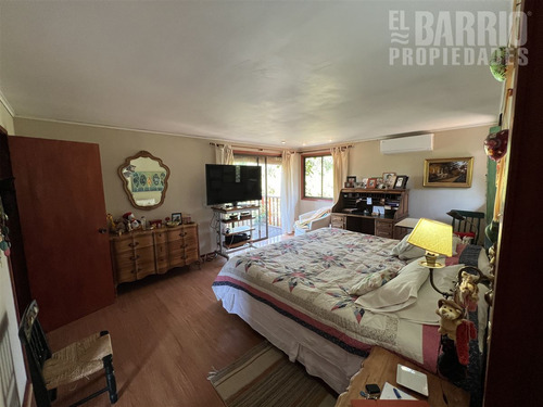 Casa En Venta De 6 Dorm. En Colina