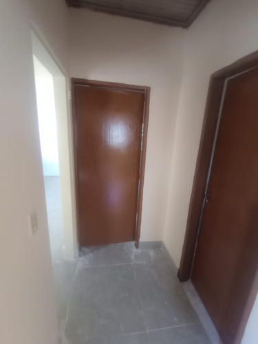 Casa Com Sala, Coz, Wc, 1 Quarto, Garagem E Quintal