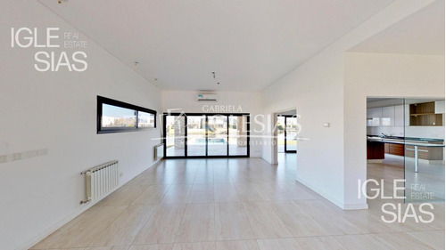 Casa Al Lago En Venta Con 4 Dormitorios En Los Lagos, Nordelta.
