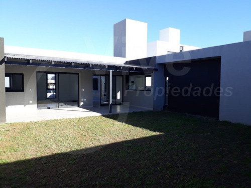 Imagen 3 de 8 de Casa 3 Dormitorios, Comarca De Allende. Se Escuchan Ofertas!