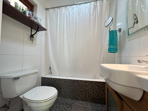 Casa En Venta En El Arrayán, Santiago Amplia Y Luminosa